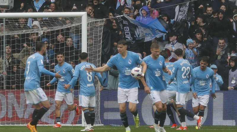 Los jugadores del Celta celebran uno de sus goles ante el Villarreal durante el partido de Liga celebrado este domingo en el estadio Balaidos de Vigo